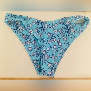 Bikini bottoms. No label. Looks like a M. Like new condition.